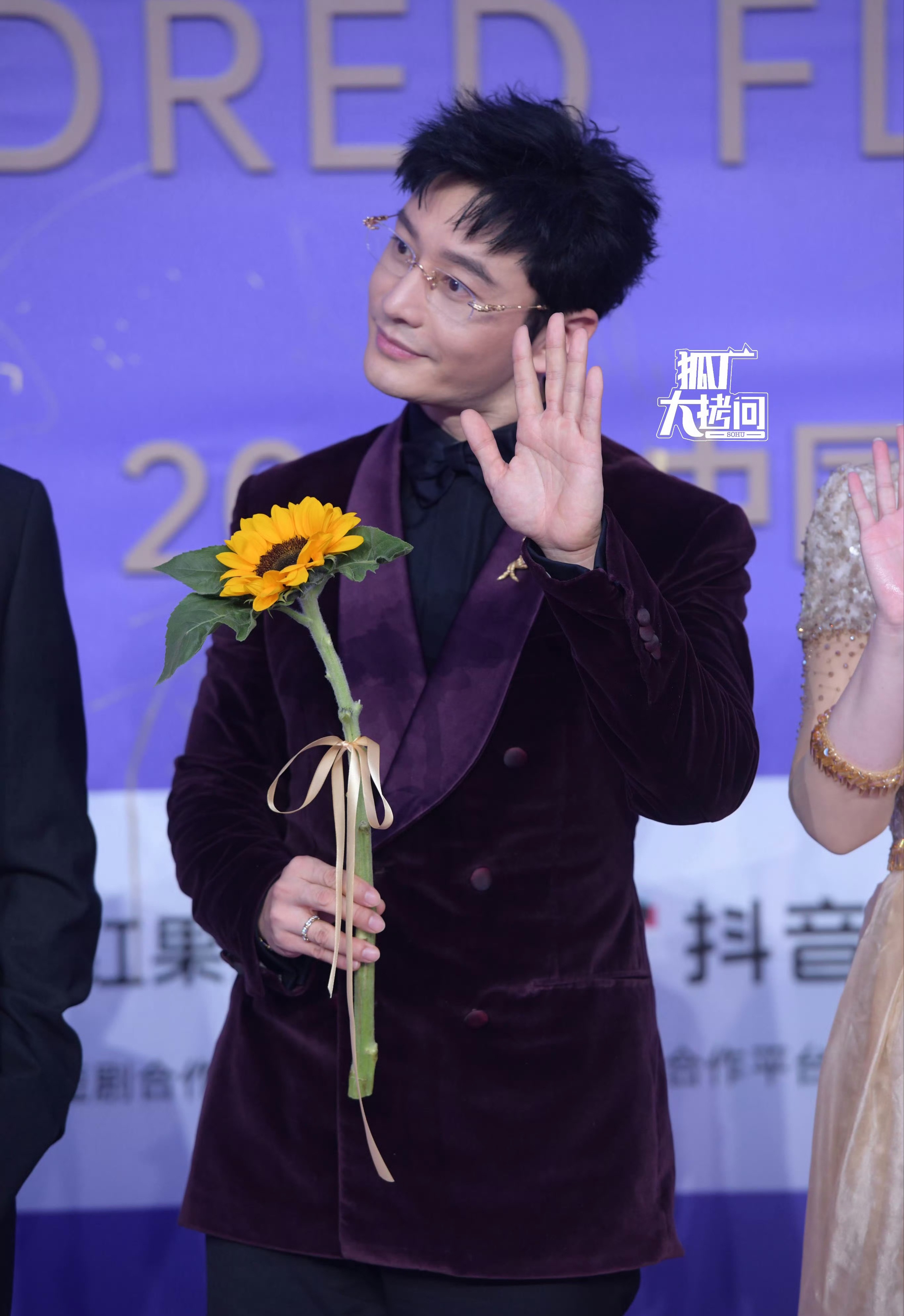 易烊千玺、朱一龙、黄晓明、刘昊然、于适、张新成、刘耀文百花奖红毯生图 