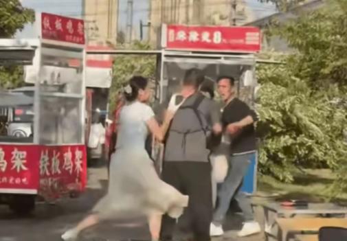 脱内裤的女人也是火了，直接把内裤脱了，套在对方头上！
 
这事要不是视频拍得太清