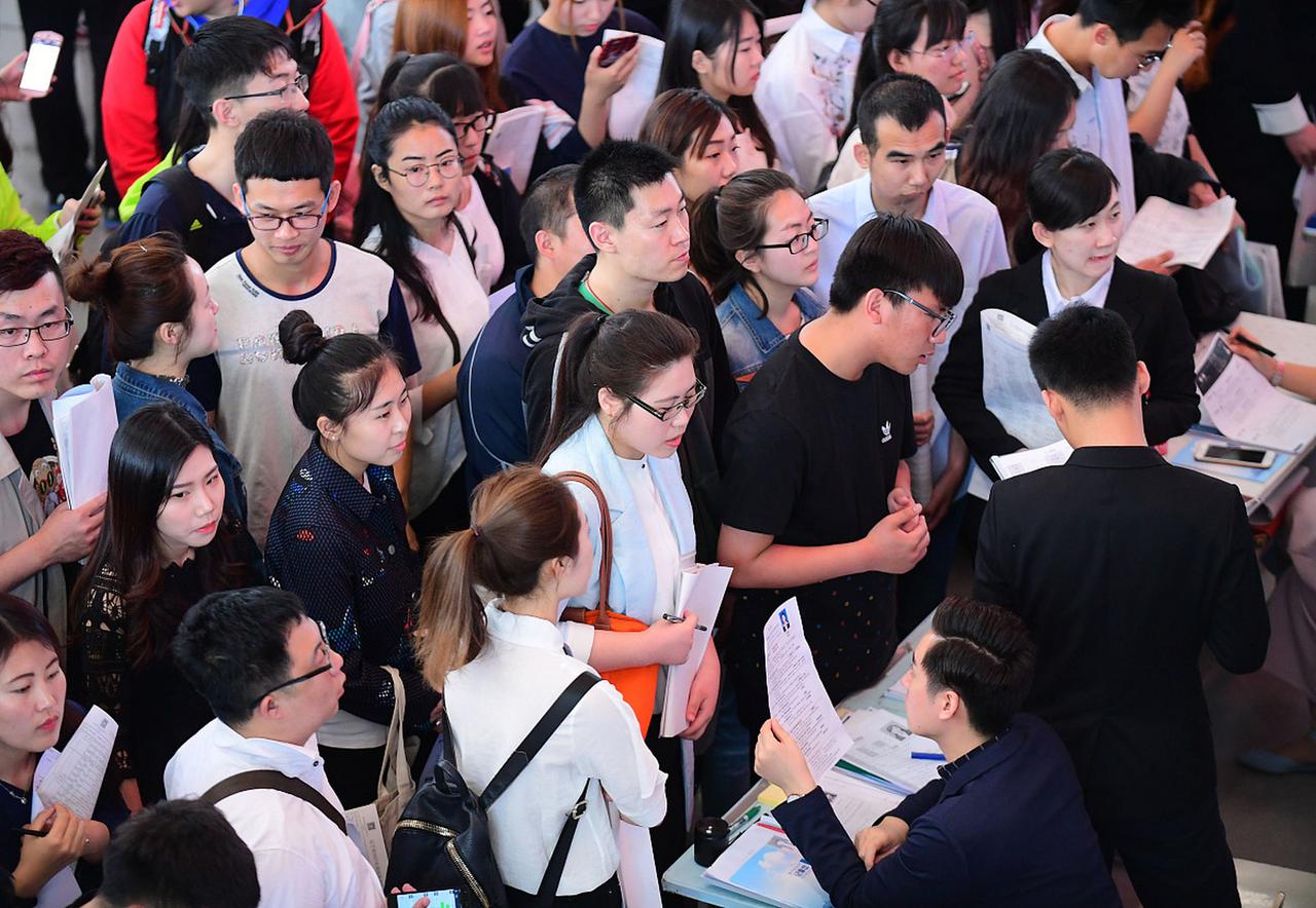 把部分平台经济取消，激活实体店可以安排大量就业，同时减少平台经济剥削。以经济建设