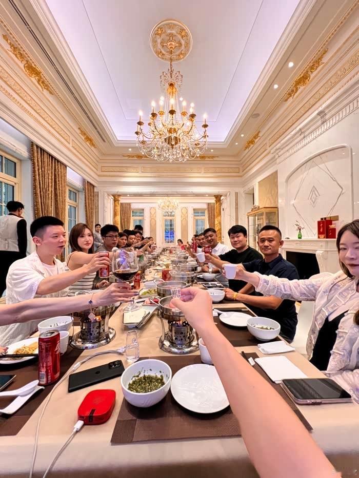 满庭芳 · 老战友遂宁欢聚
   
涪水含情，遂州聚首，欣看战友重逢。古稀欢聚，