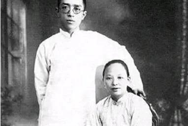 胡适是一个有名的“粑耳朵”，非常惧怕自己的老婆。他老婆叫江冬秀，生肖属虎；他生肖
