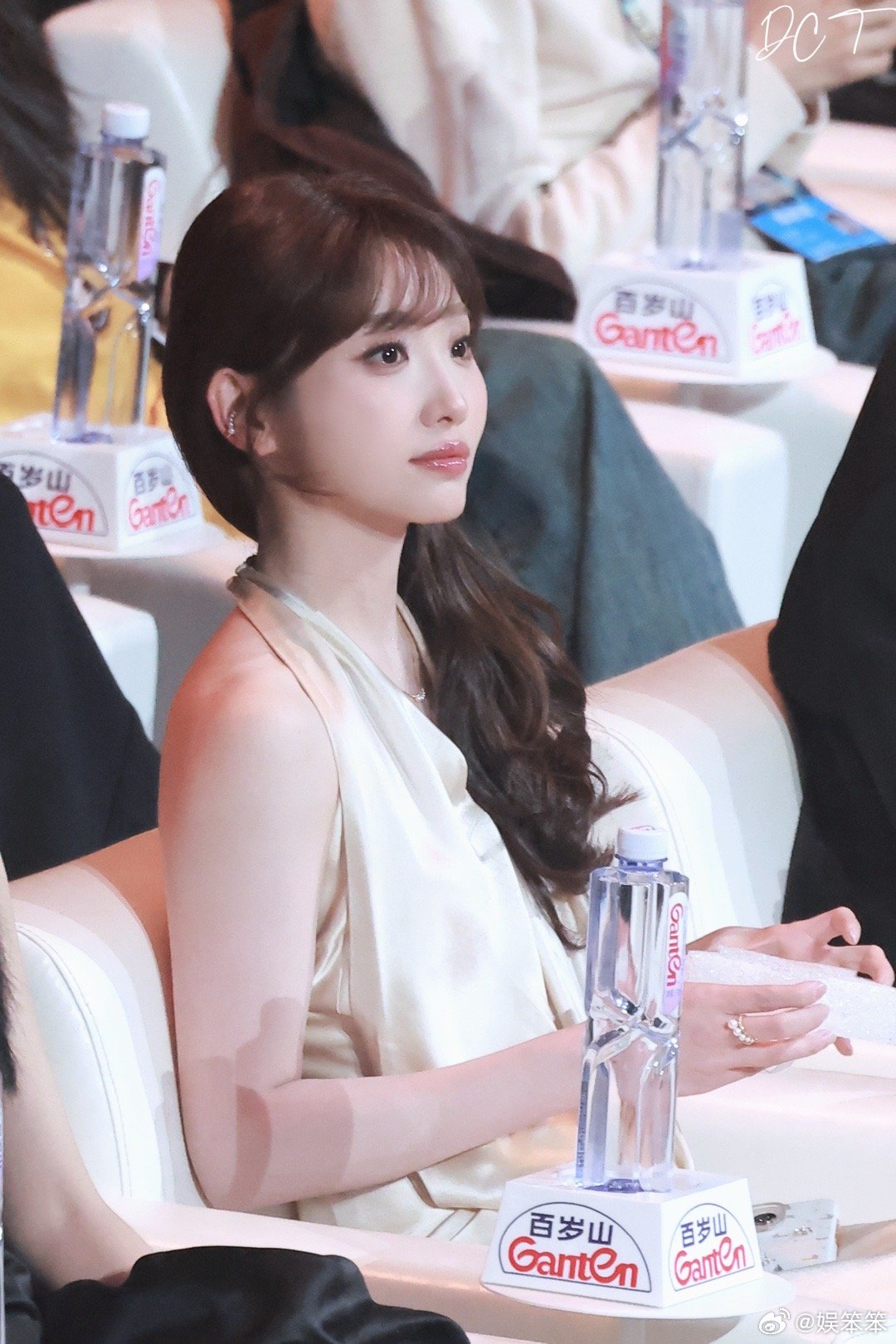 许梦圆扛住了高清怼脸镜头 许梦圆高清怼脸拍也太美丽了吧，谁看了不迷糊，一点瑕疵没