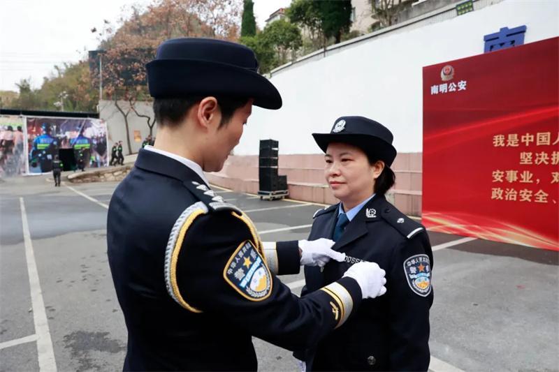 21年的坚持，由辅警华丽转身，终圆警察梦！

这绝对称得上是辅警励志的典范。

