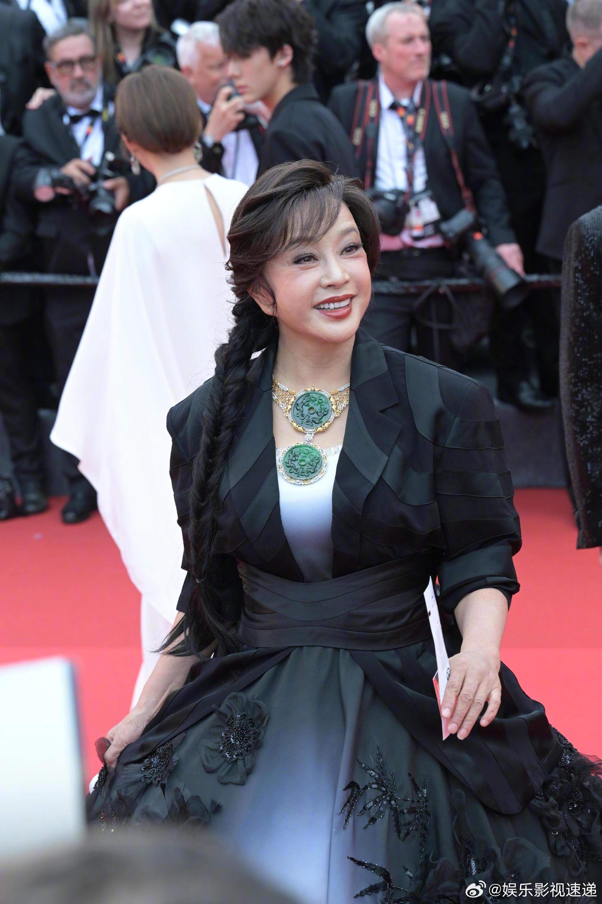 刘晓庆红色皮衣学院风 线下活动看到刘晓庆这身打扮真的被惊艳到了，刘晓庆红色皮衣学