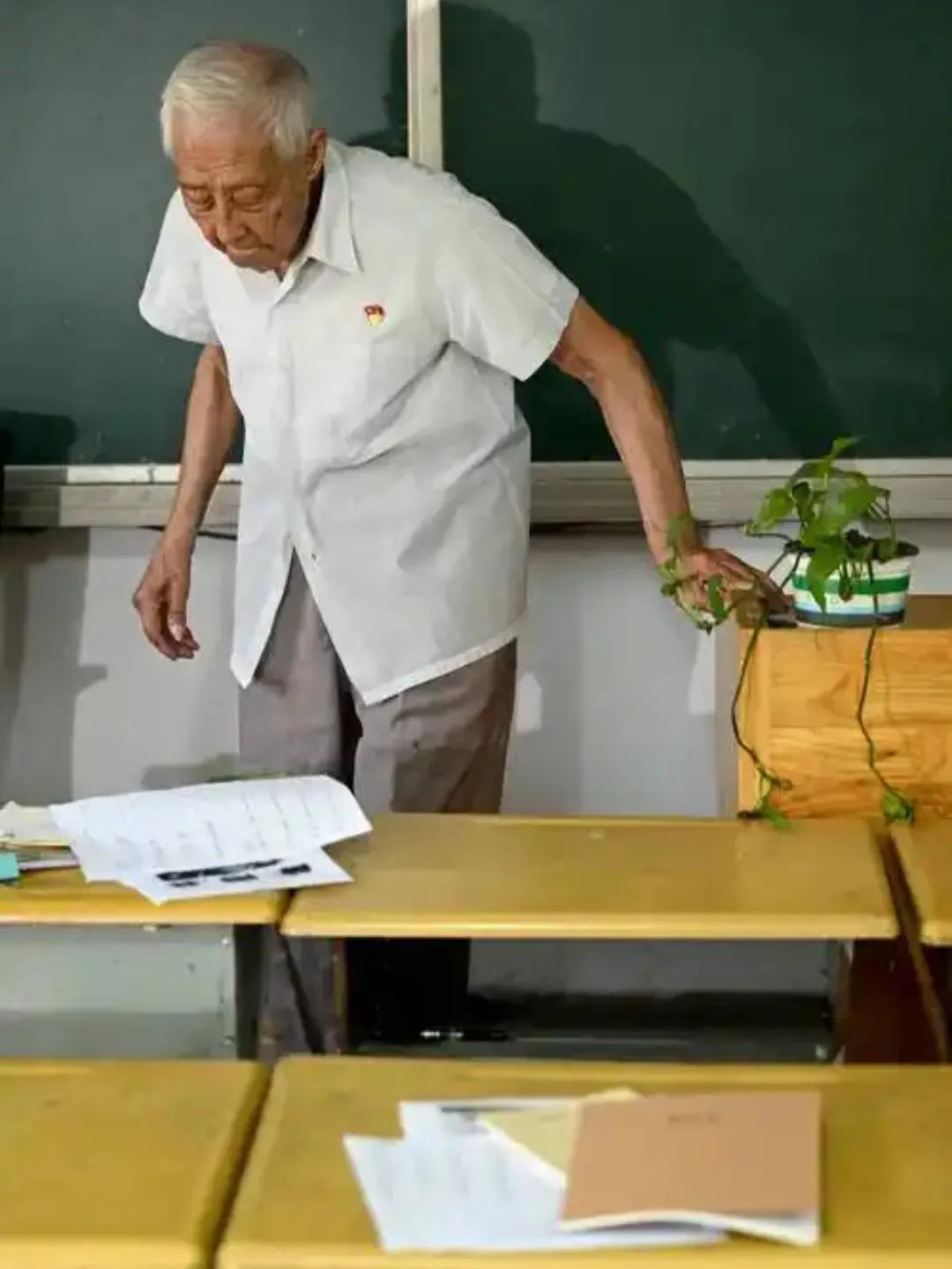 我的父亲，40后的老教师
 
我的父亲是一名四十年代出生的乡村老教师，半生站在三