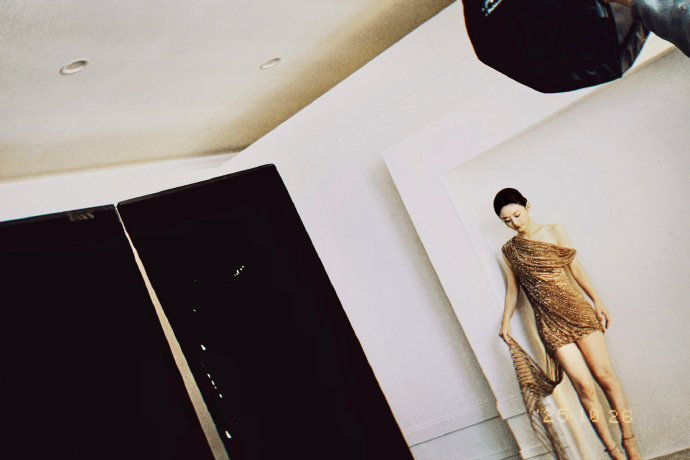 赵丽颖金色斜肩裙 ​​​​赵丽颖金色斜肩裙，盘发造型飒爽帅气，被赵老师狠狠美到~