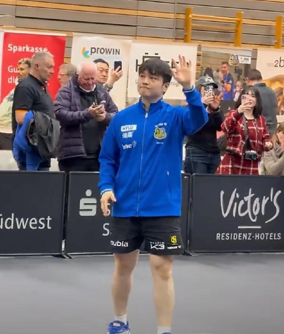 樊振东与球迷间最动人一幕！
3月28日，德甲联赛，樊振东代表萨尔布吕肯俱乐部一单