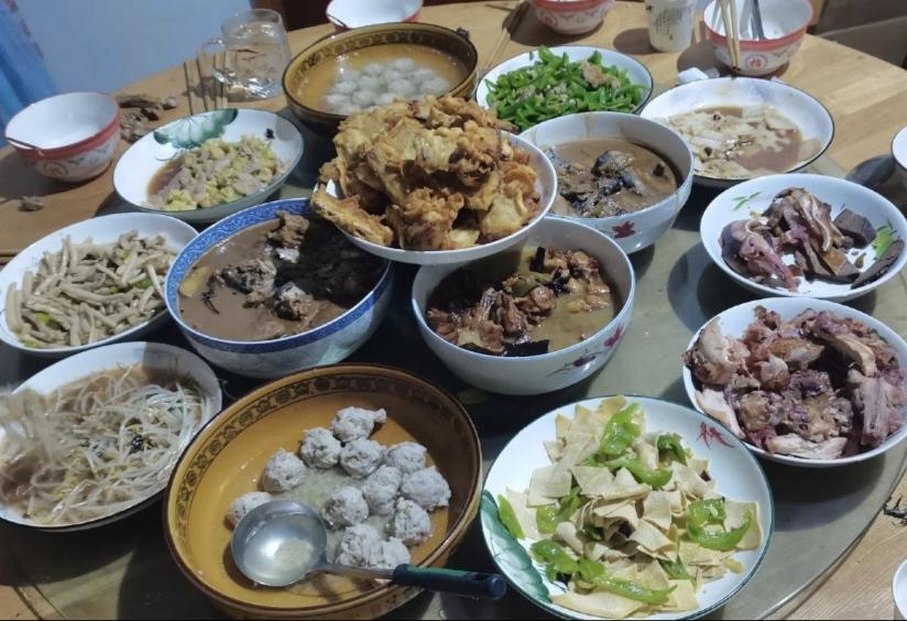 我认为中餐：我是中国人，中国的美食文化源远流长，各地有各地的特色与魅力，不论是早