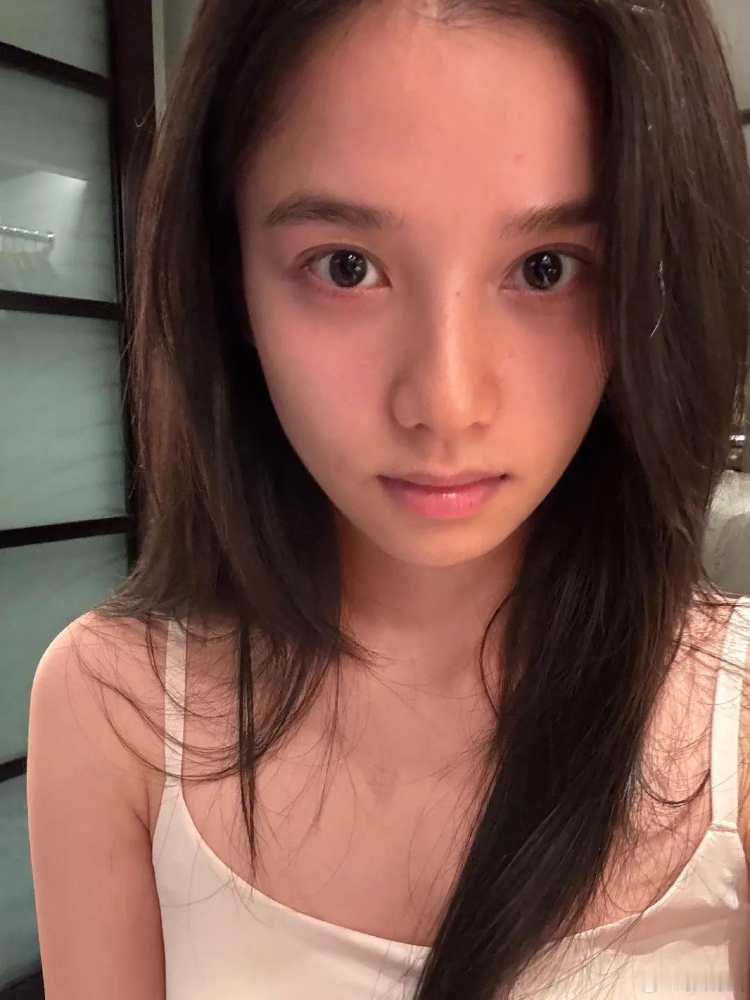 都说张婧仪只能靠浓妆，素颜不能看，张婧仪直接晒自己的素颜前置照，力证自己素颜比浓