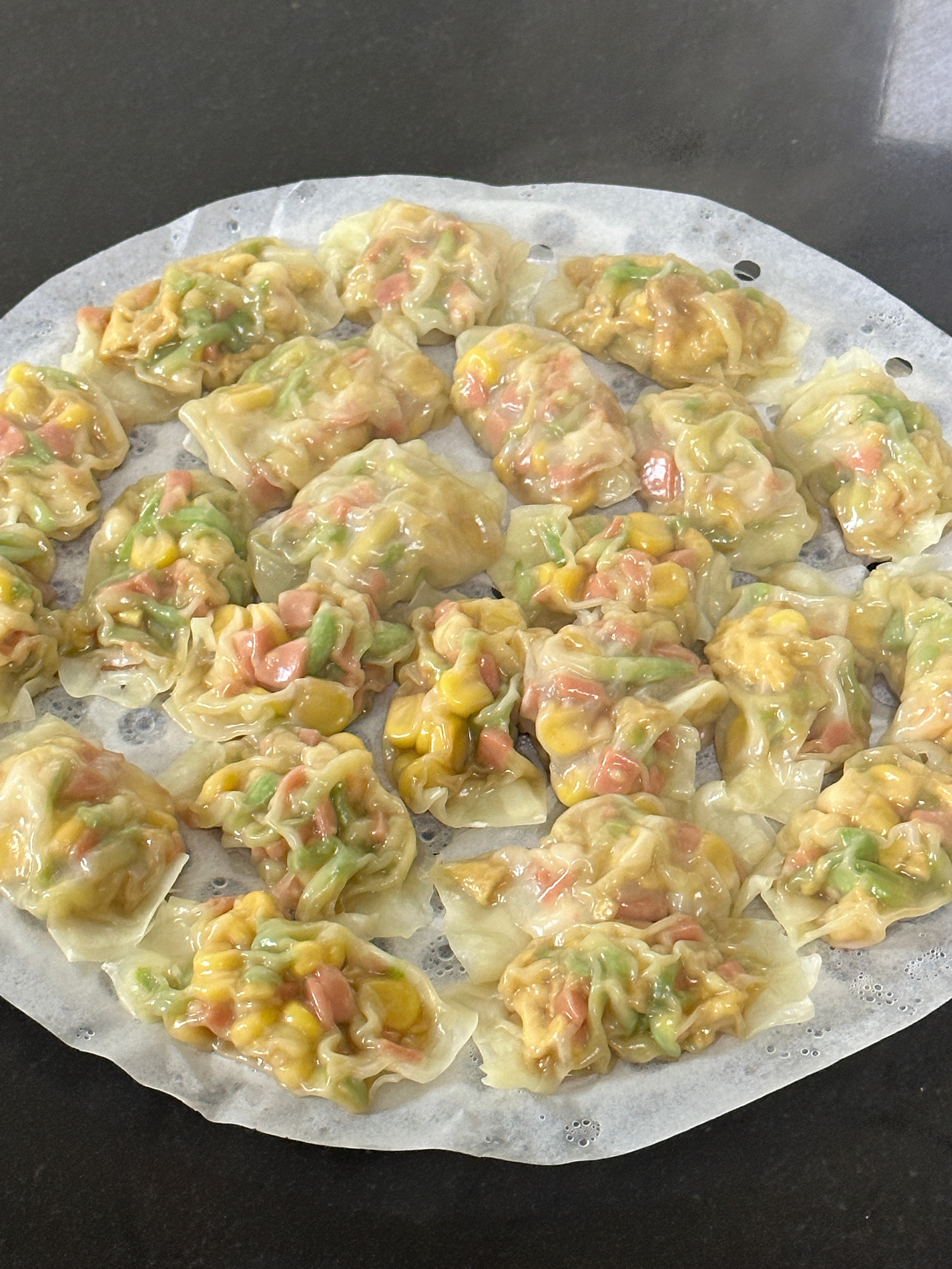低脂三鲜素饺get✔️材料:西葫芦、玉米、鸡蛋、火腿、馄炖皮超级无敌好吃请问吃完