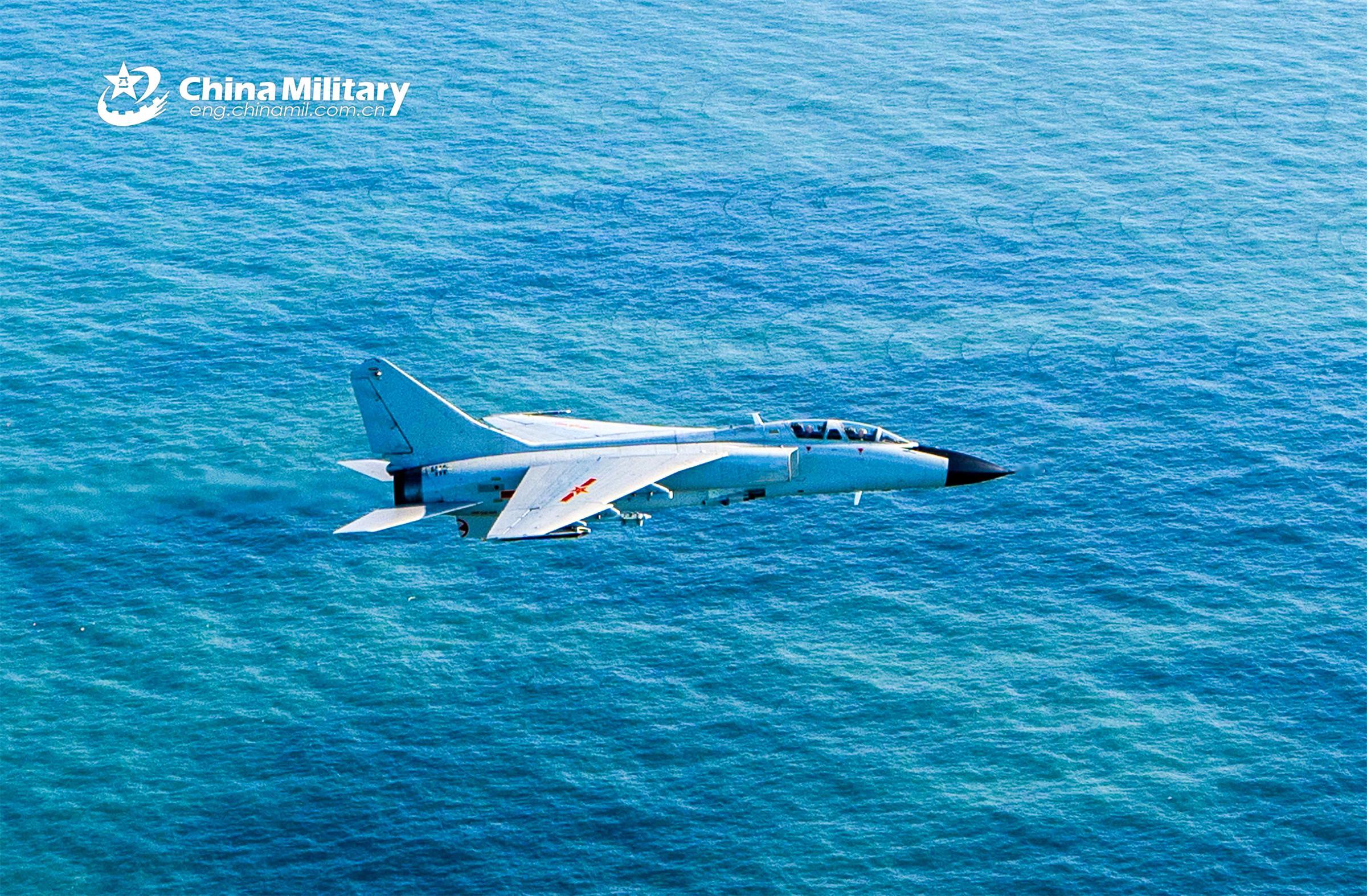 飞豹掠海北空某旅歼轰-7A超低空掠海飞行