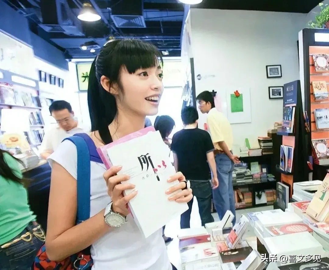 2005年，郭芙蓉时期的姚晨，齐刘海高马尾，看起来特别清纯。照片拍摄于2005年