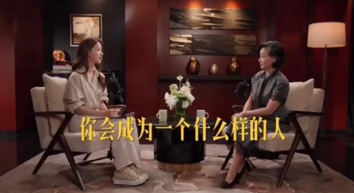 章泽天的访谈又翻车了。
采访何超琼，因全程附和、缺乏深度追问被网友说评价“没有一