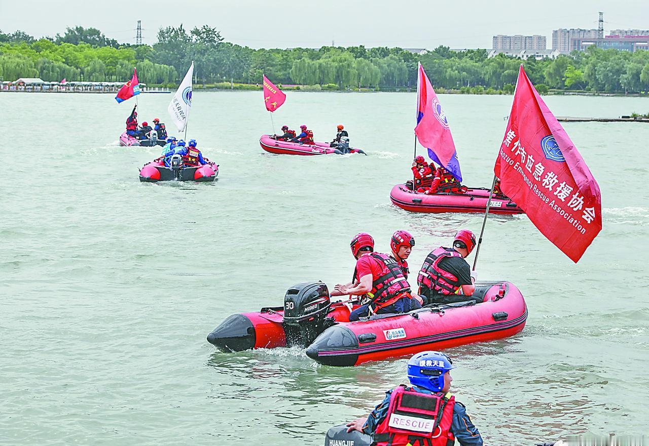5月29日，在市龙源湖公园，救援队员驾驶冲锋舟在湖面开展搜索救援演练。为扎实做好