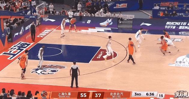 上海一波流打崩北京领先20分！今晚京沪大战G1，第三节还剩4分钟，古德温一个简单