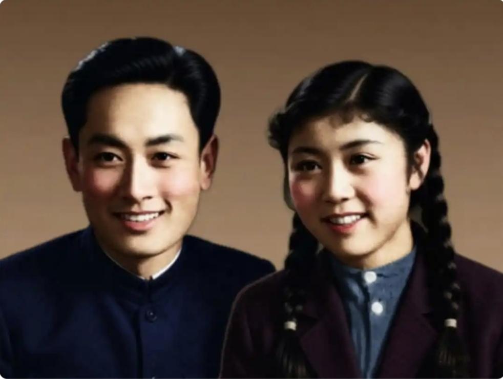 分享老历史照片新中国“二十二大电影明星之一”的庞学勤与妻子杨洸的合影。
