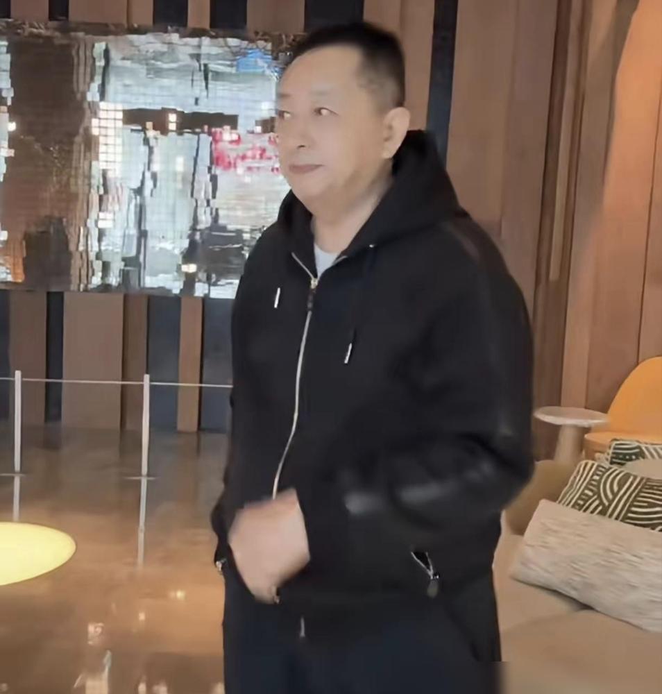 张兰，你那“儿子刚出生就溜去法国”的桥段，得改了。
 
汪小菲生在81年，你俩离