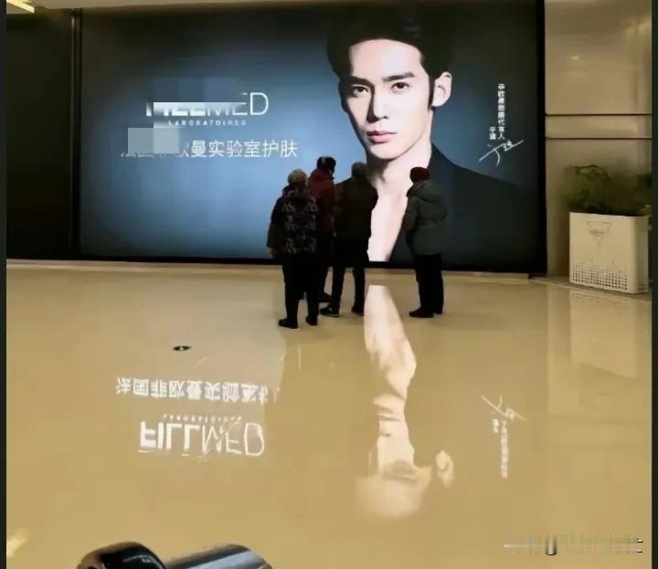 奶奶：“这小伙子真俊啊”
#老人也挺可爱#