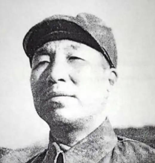 1950年，宋时轮在饭店吃饭，无意间听到老板的名字，他手猛地一抖、放下筷子对服务