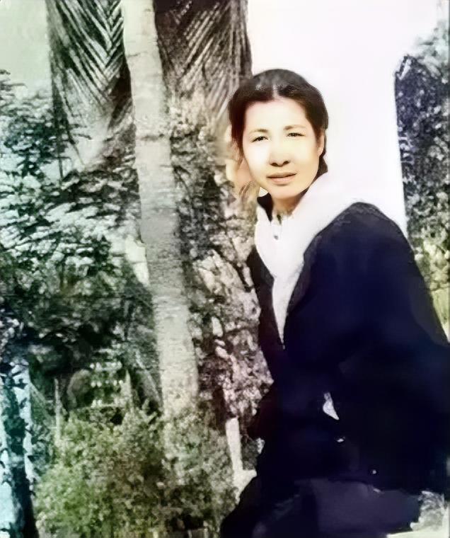 1998年，原中央组织部副部长曾志 抗癌化疗，身体日渐消瘦，体重仅剩37公斤。弥