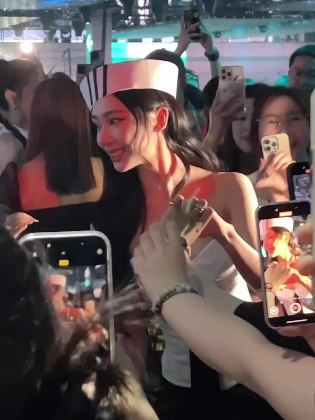 和易梦玲一起看秀太爽了