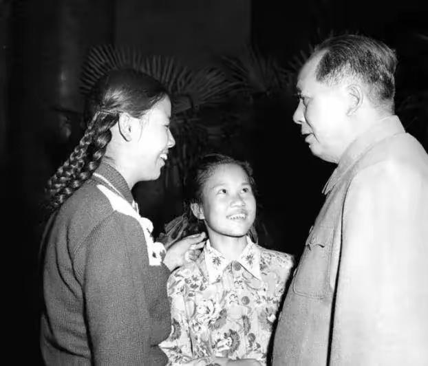 这是毛主席和儿媳妇邵华的真实样貌，都看看吧，这可不是演员扮演的。

邵华原名张少
