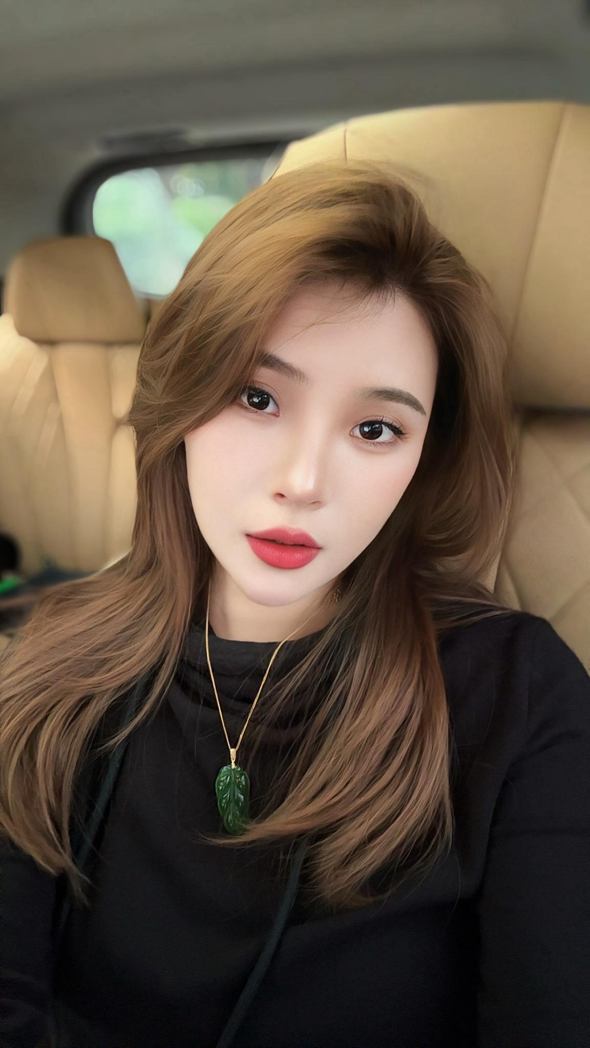 人这一生 究竟能有几个瞬间 心是热的 话是真的 爱是不必衡量的 .