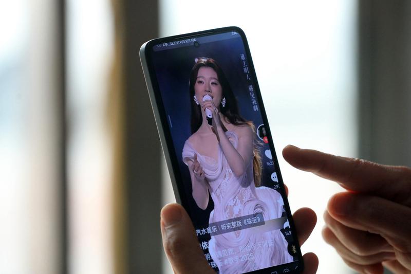 3月29日，李荣浩公开指控单依纯深圳演唱会未经授权翻唱《李白》，还4连质问，话题