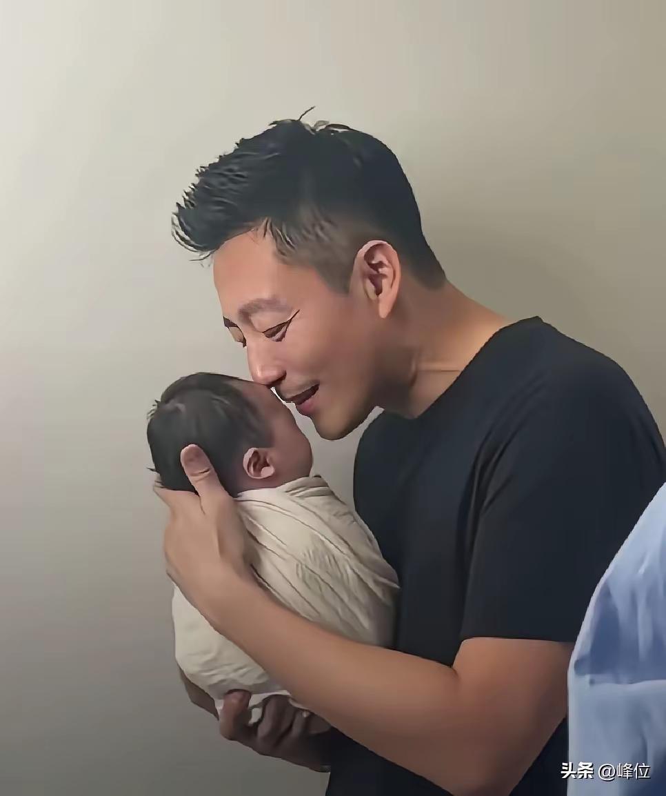 由张兰一手带大的汪小菲，始终认为张兰亏欠他，没给他一个温暖的家庭和渴望的成长环境