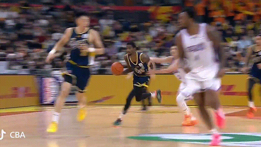 萨姆纳又化身超级大腿了，三节没打完已经砍下27分，不过广东队比分依然落后着，今晚