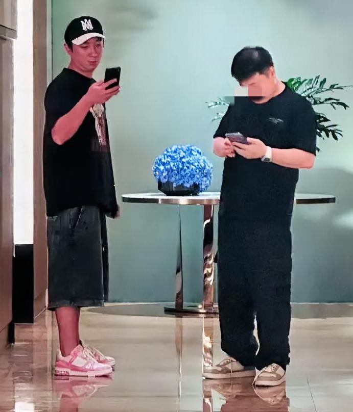 终于懂王思聪为啥只恋爱不结婚了？
不是没人想嫁进王家， 

也不是王少爷玩世不恭