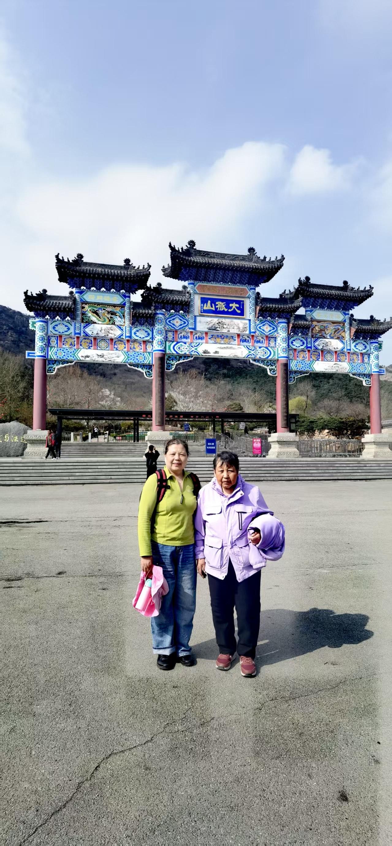 最美人间四月天，外出游玩三整天。
我和先生陪老妈，观赏岫岩映山红。
丹东东港看鸟