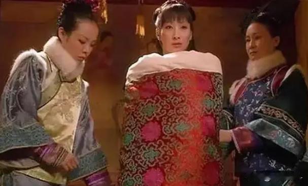 1701年，年仅14岁的高氏被裹着被子送到了康熙的寝殿里，当夜侍奉有功，迅速获得
