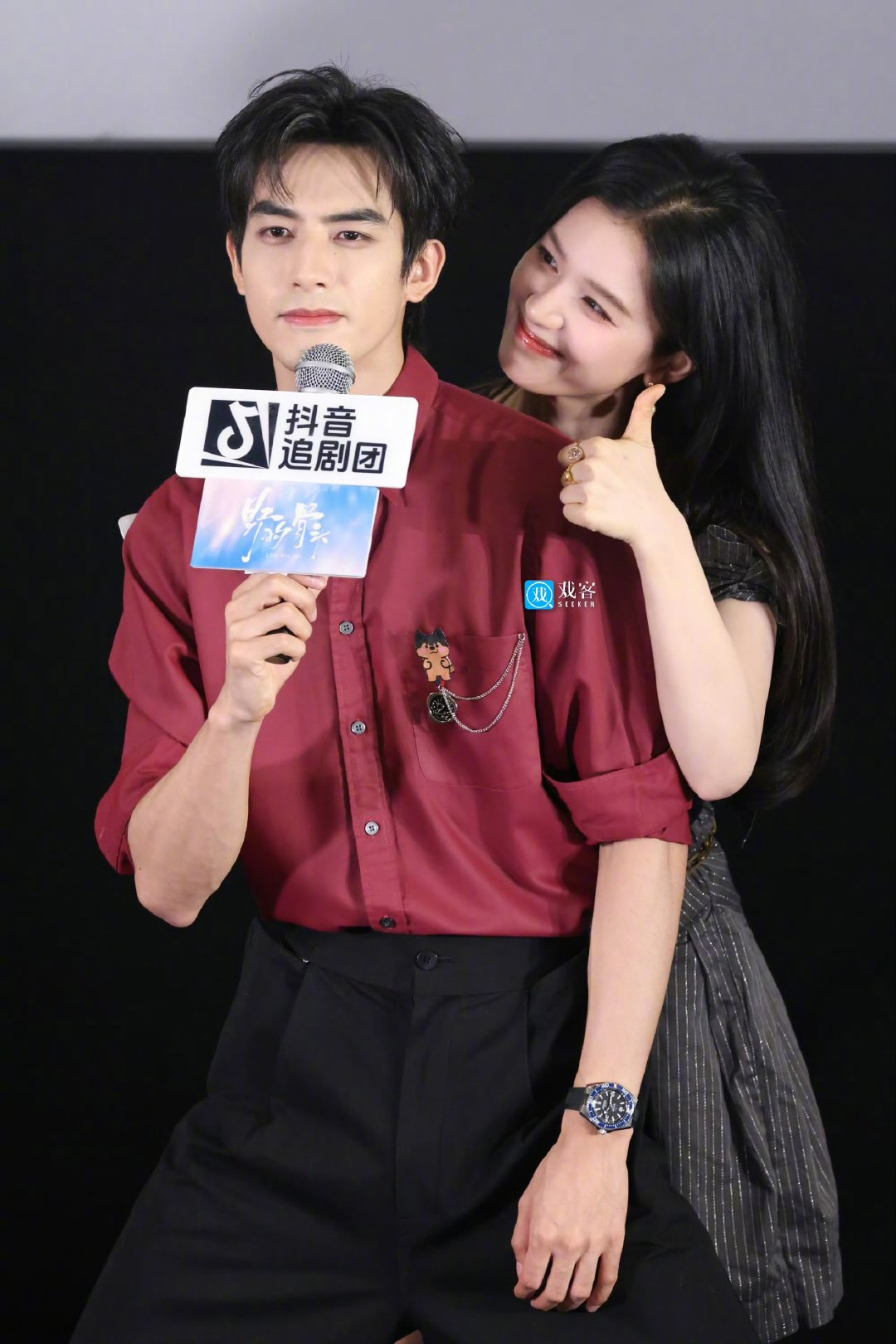 宋威龙张婧仪第二套 宋威龙张婧仪追剧团第二套哇哦！谁被这套造型狠狠惊艳。宋威龙一