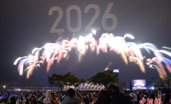 【重庆：璀璨烟花点亮跨年夜】2026年1月1日，民众在长寿湖畔观看烟花秀。202
