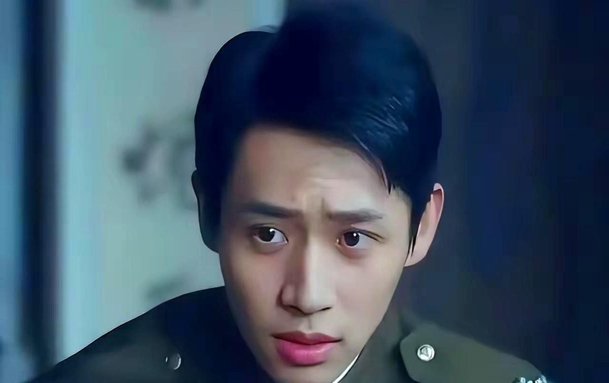 真正的高级演技，是“收着演”。
当所有人都在拼“炸裂式”飙戏时，魏晨在《漫长的季