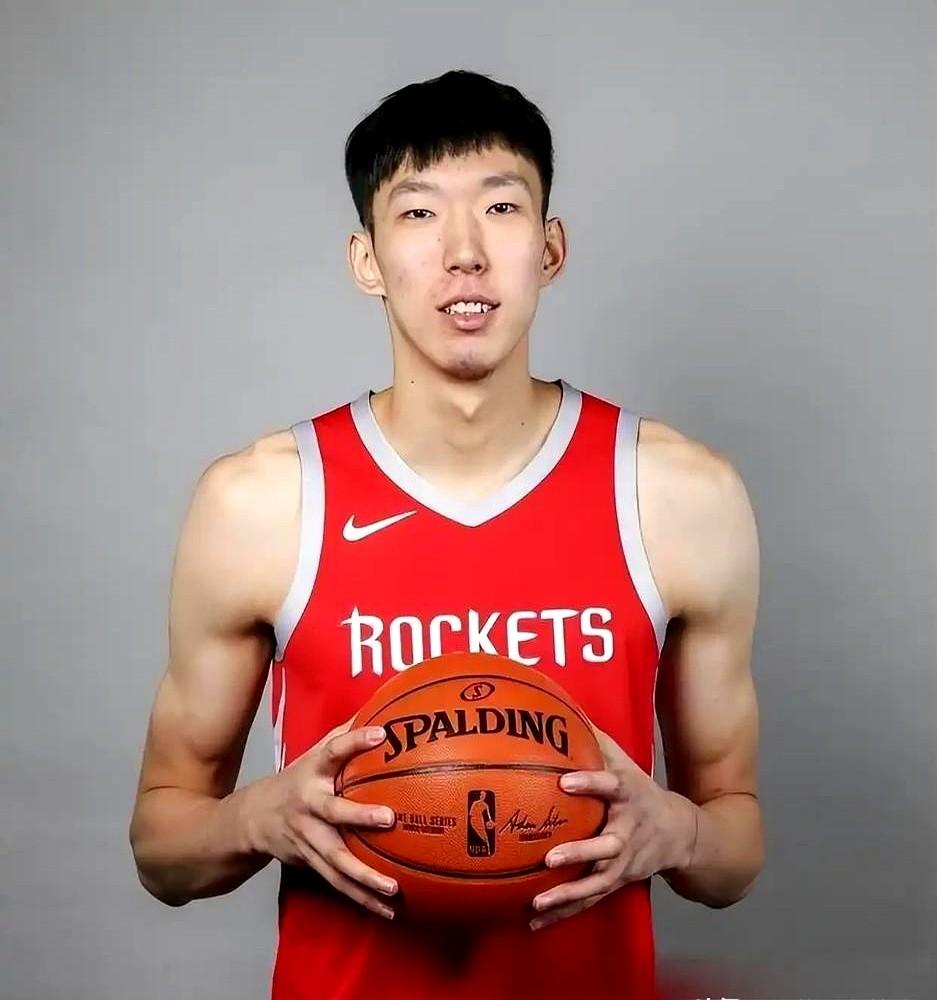 国家队最新名单，周琦落选了。

他飞到美国，一边当NBA解说，一边做康复训练。教