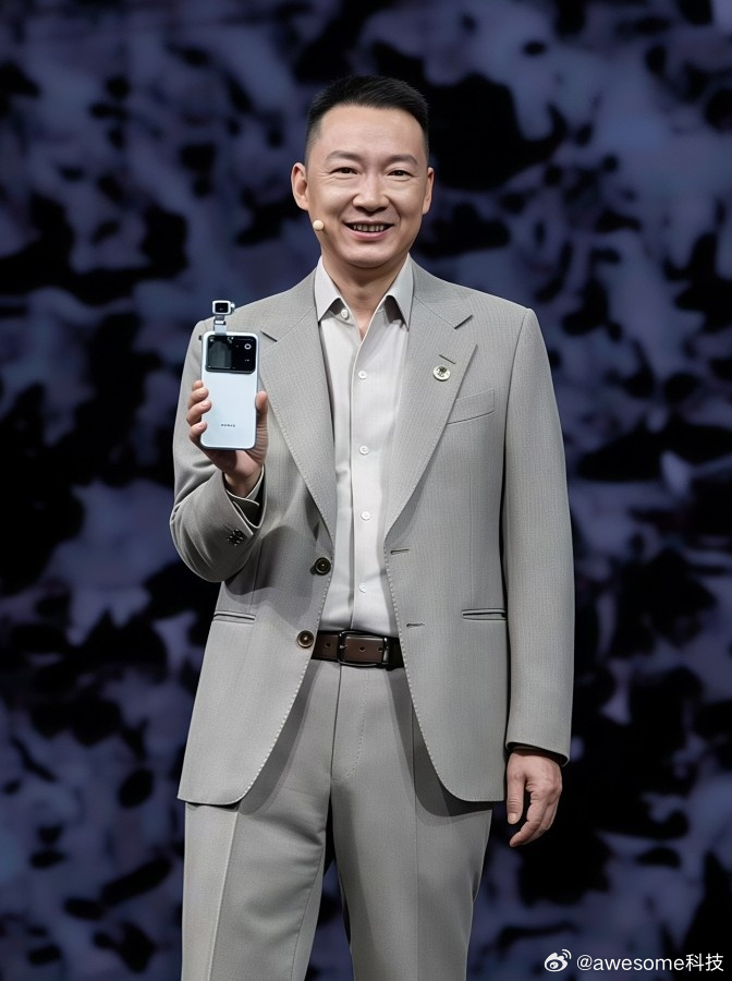 全球首款机器人手机荣耀Robot Phone，内置三轴钛合金电动云台，收纳起来就
