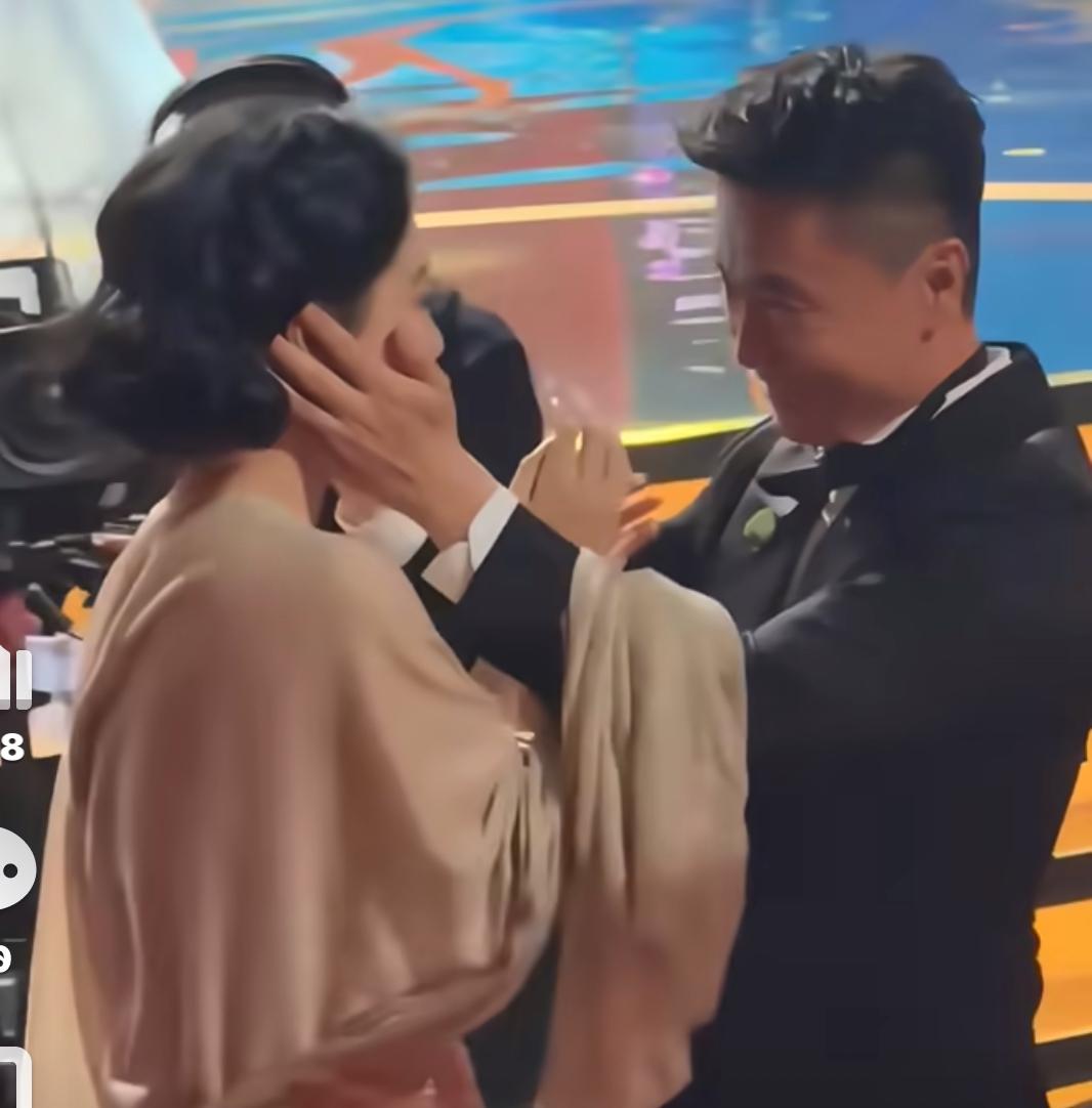 《生命树》主演：杨紫确定拿奖后，旁边有一位男士迅速起身，捧住了杨紫的双脸，动作看