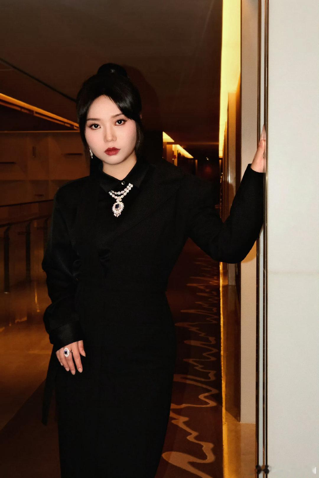 李雪琴综艺造型持续出圈，丸子头学院风穿搭温婉清新，完美适配温柔学姐人设李雪琴丸子
