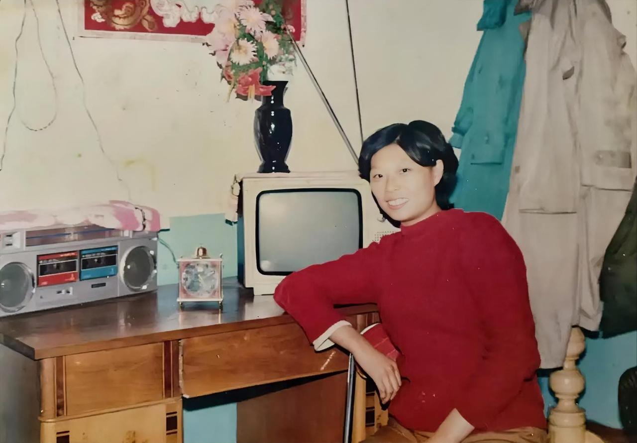 80年代家里有电视机和双卡收录机
        那家境妥妥是村里的“大户人家”
