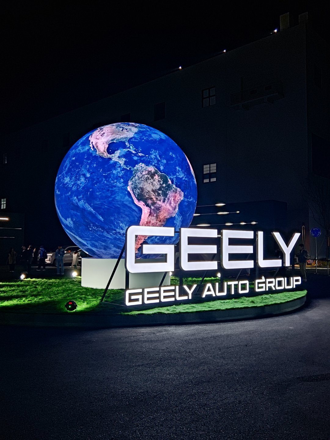 这次来杭州湾，主要是来看看吉利花了20个亿打造的全域安全中心吉利汽车安全汽车设计