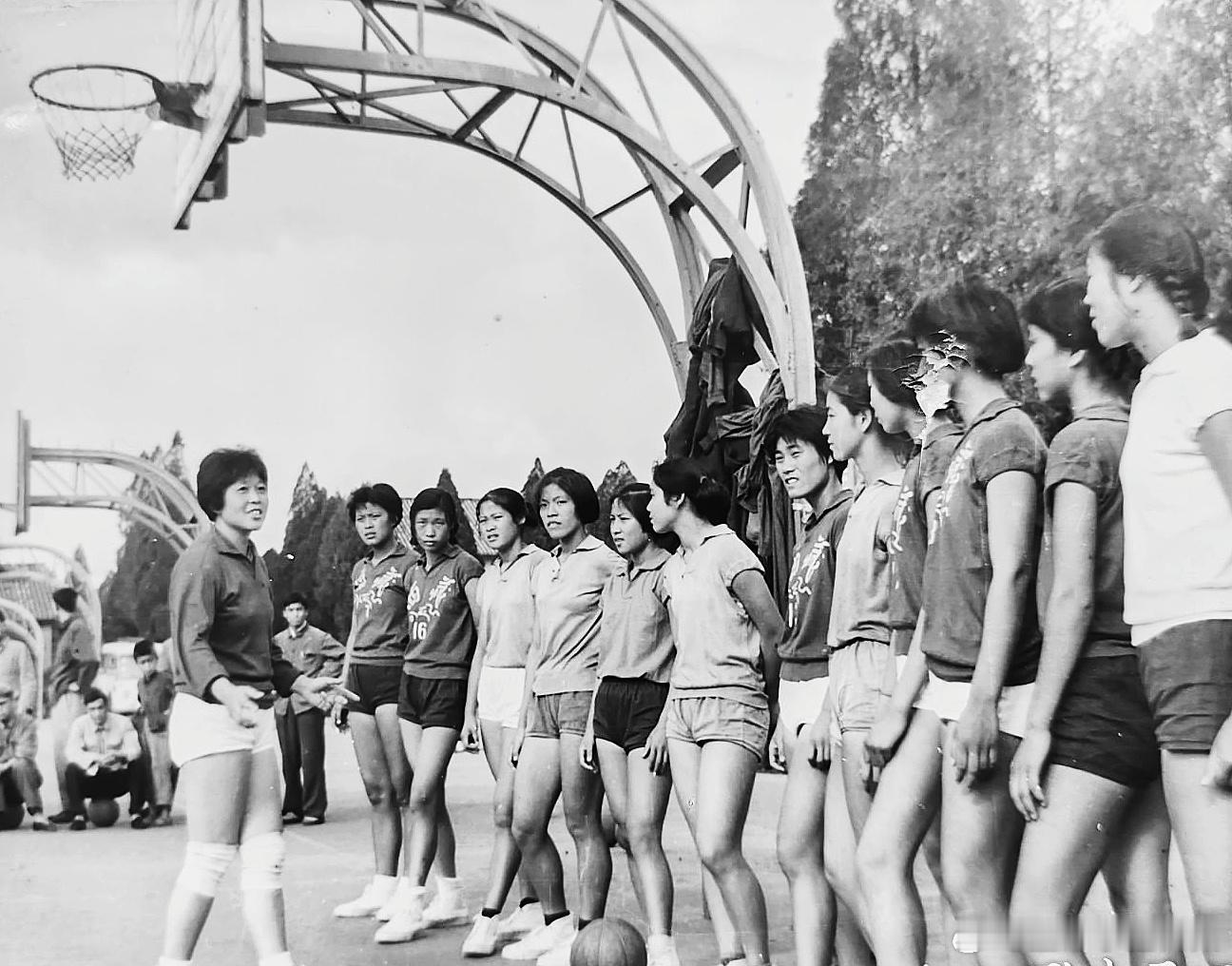 篮球捡史 1973年4月进行的全国篮球联赛第一阶段比赛结束后，西藏男、女队乘坐汽