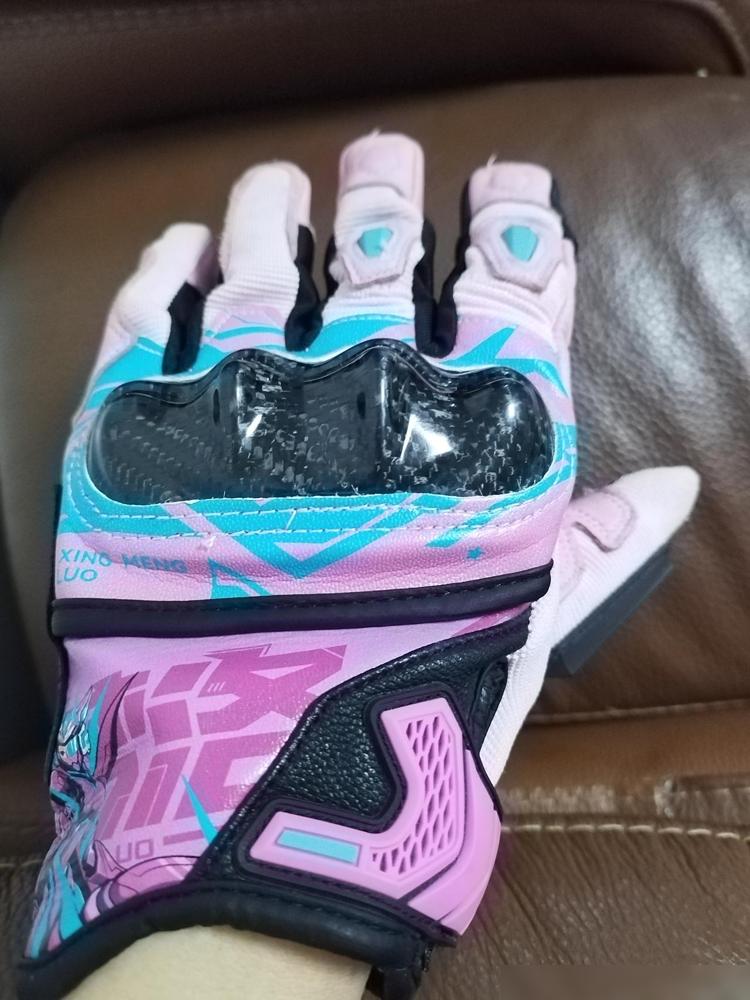 老公有一副粉色骑行手套放家里，放了蛮久了。昨天我问他，为啥要买粉色的手套，也不适