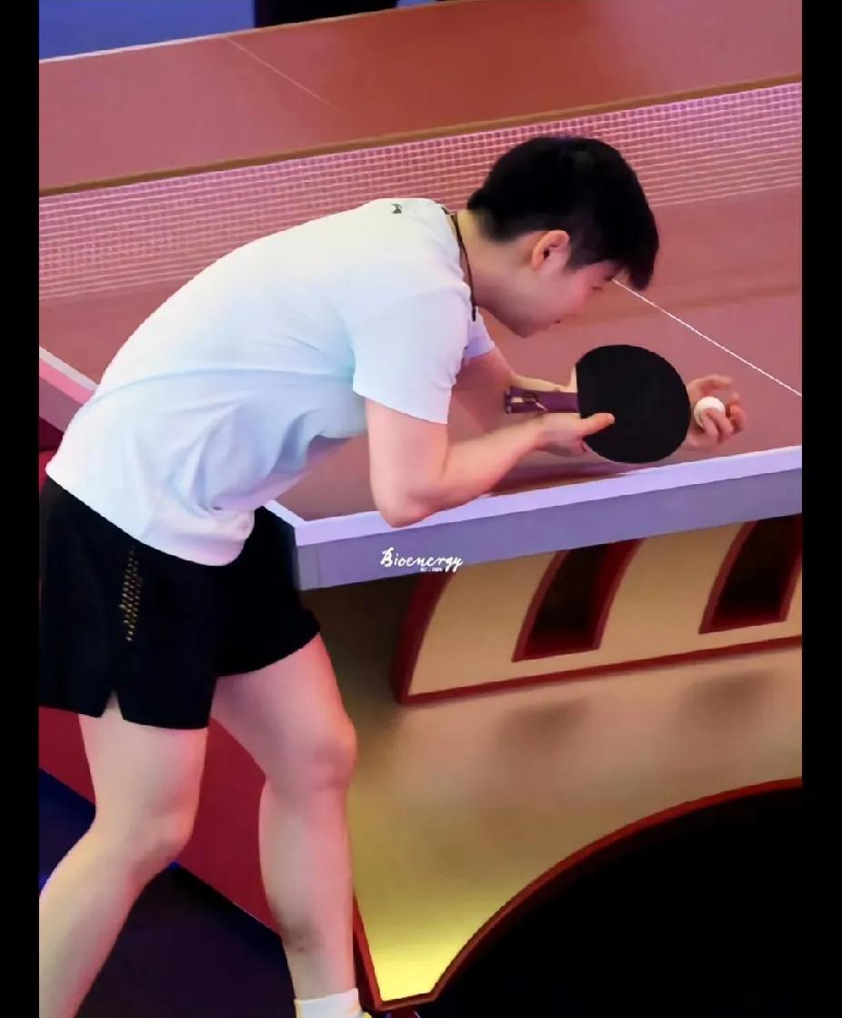 孙颖莎现身多哈世乒赛主赛场积极适应场地啦！专注练习的她，身姿矫健，眼神坚毅，每一