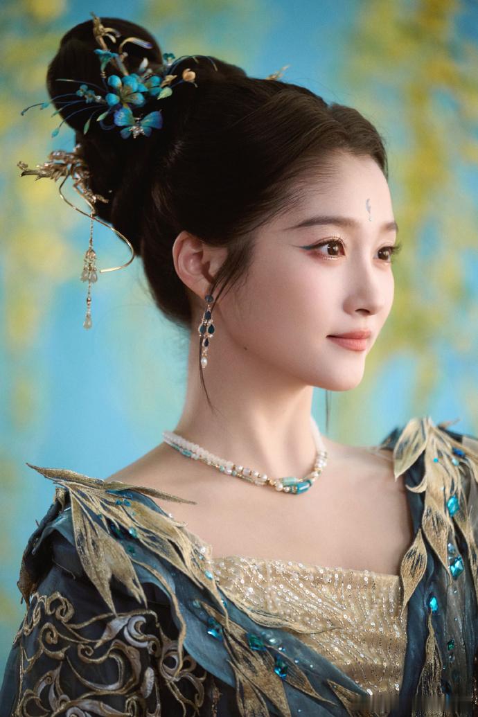 关晓彤也是美的无法无天了！！低眉垂首间尽显温柔贵气，整体妆造如古画中走出的古典佳