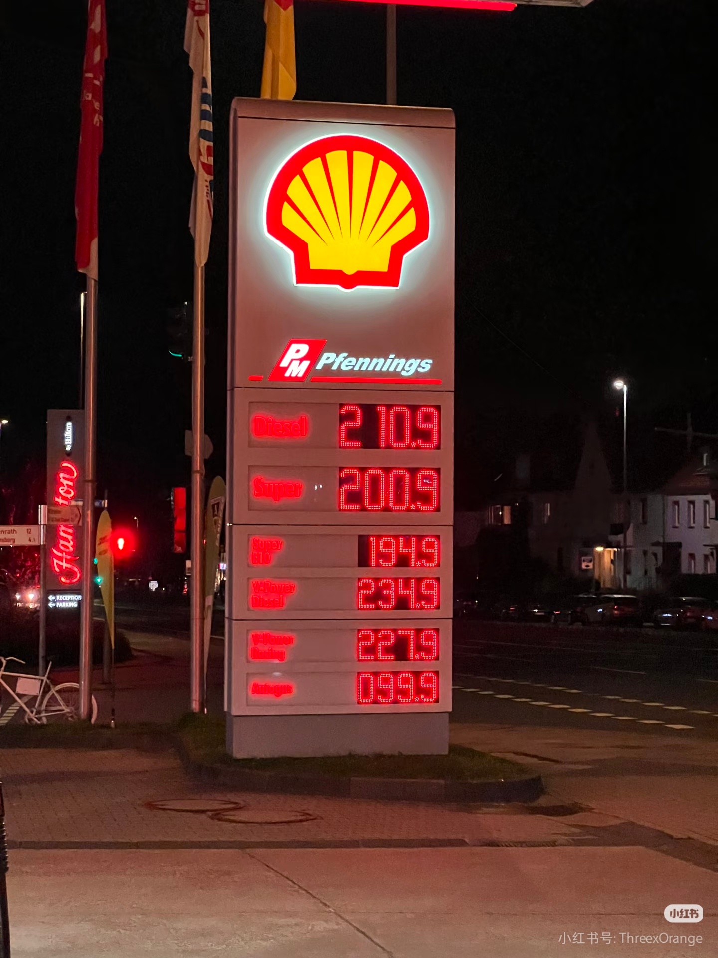 黄金一打开手机，国际金价又跳水了，跌2%，目前油价涨金价跌，金饰还是涨价吗，降价