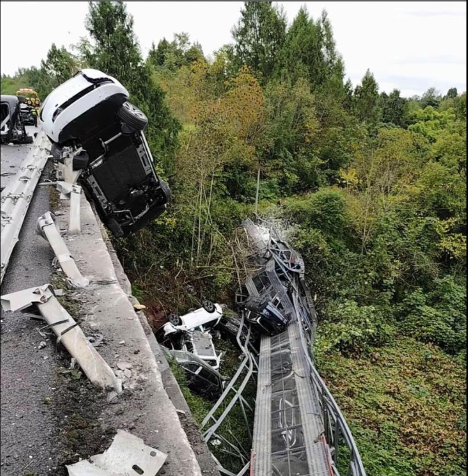 11月17日，银昆高速广安段发生一起运输车失控侧翻事故，导致商品车受损，提车人受