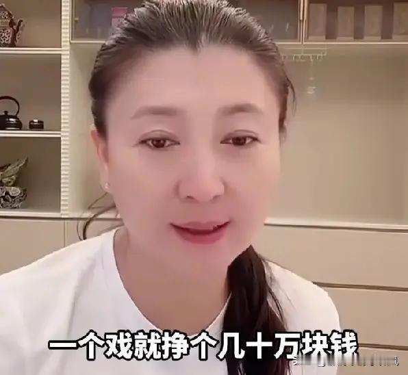 闫学晶惹众怒，我认为原因不是她哭穷，而是她吃肉吧唧嘴。

公众人物的私生活，总是