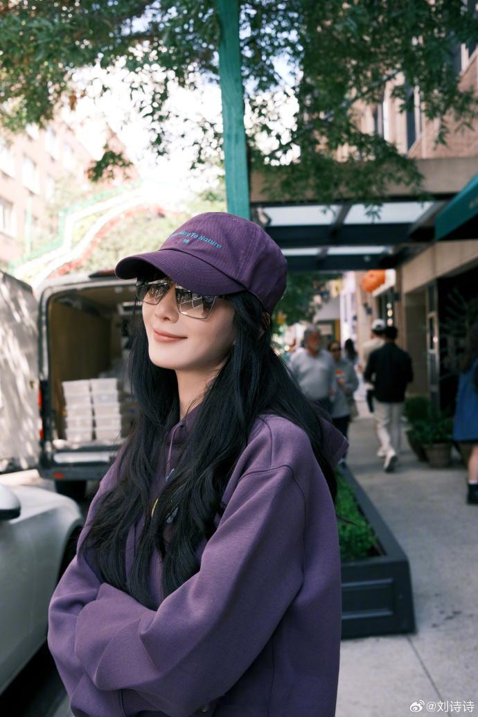 #刘诗诗说见了朋友很开心# ​​​#刘诗诗紫色look# 哇哦，刘诗诗见朋友，紫